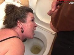 Kinky Mature Nymho Filling Up And Drinking Piss