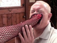 Watch This Mature Guy Fetish And Suck On The Cute Feet Of Re...