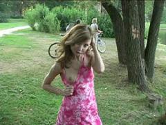 Park Beauty � Teeny Flashes Her Body In Public