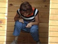A Quick Glance At The Bushy Slits Of Pissing Mamas