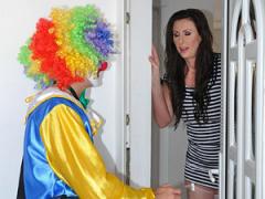 Very Horny Clown Boning And Jizzing In Her Opened Mouth